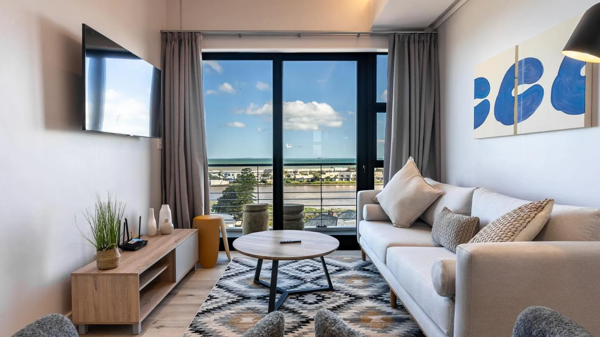 Burmeister 606 - Top Floor 2 Bedroom Apartment With Ocean Views - Onsite Parking Cape Town 0*,  South Africa