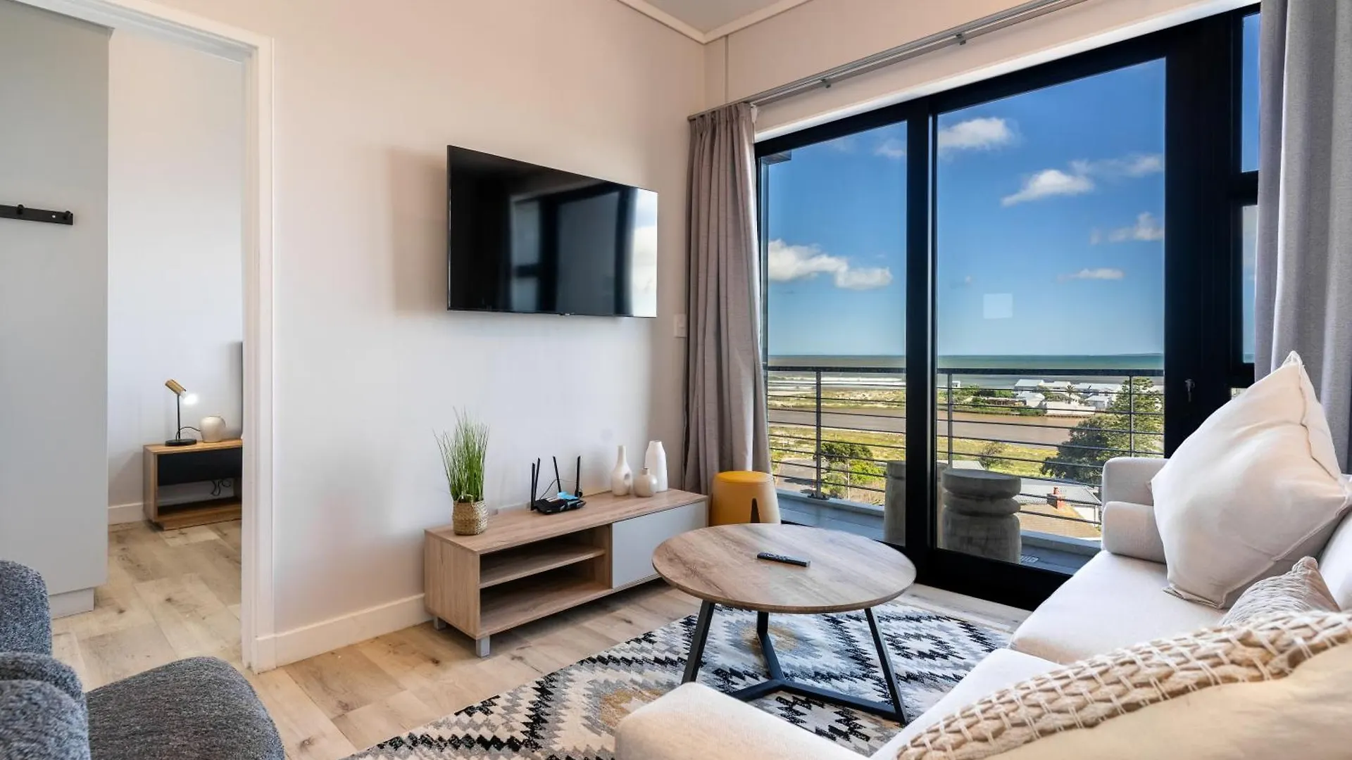 Burmeister 606 - Top Floor 2 Bedroom Apartment With Ocean Views - Onsite Parking Cape Town