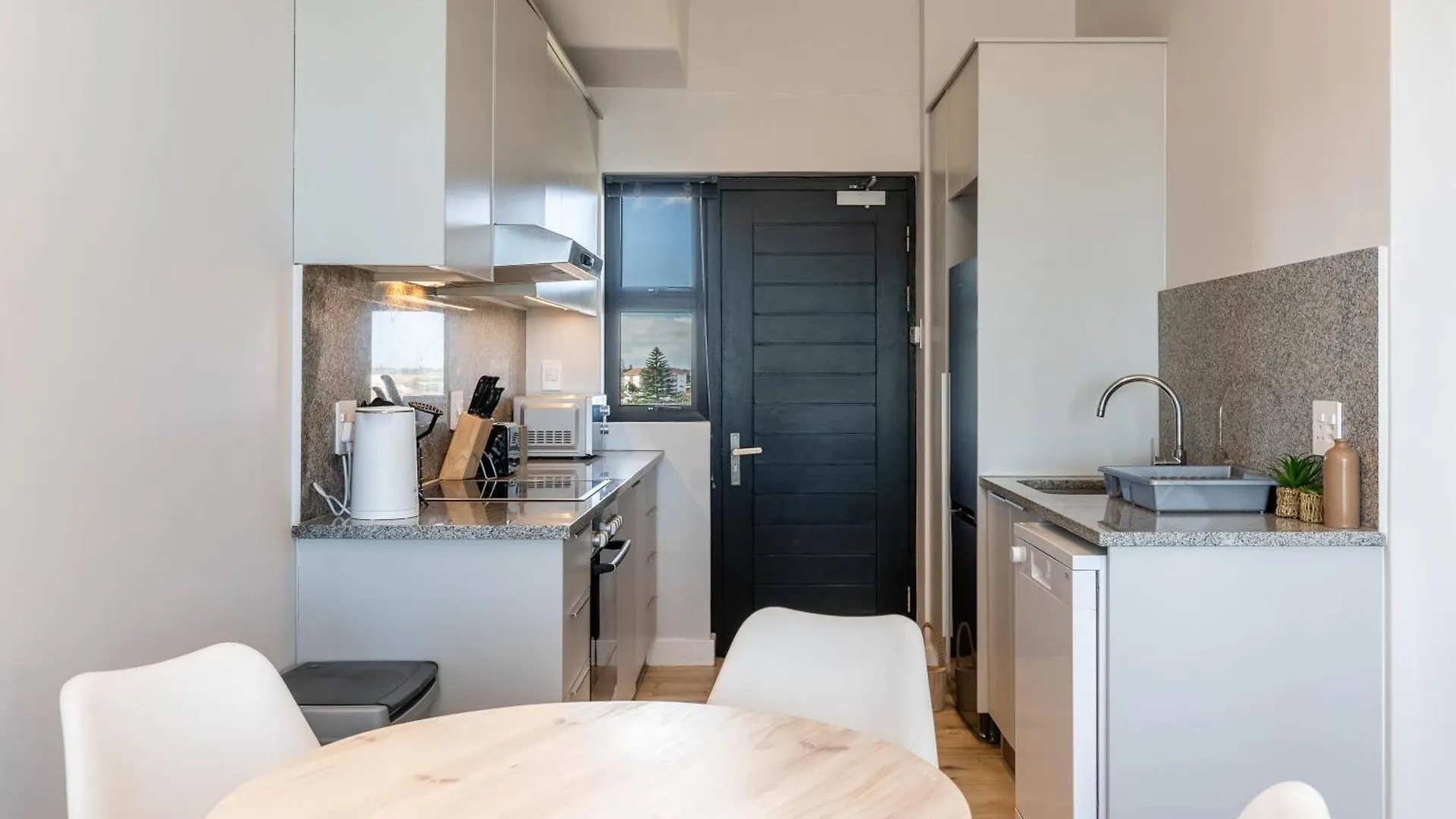 Burmeister 606 - Top Floor 2 Bedroom Apartment With Ocean Views - Onsite Parking Cape Town
