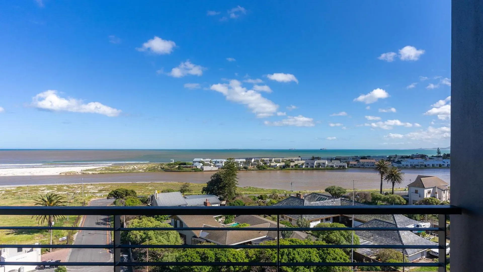 Burmeister 606 - Top Floor 2 Bedroom Apartment With Ocean Views - Onsite Parking Cape Town