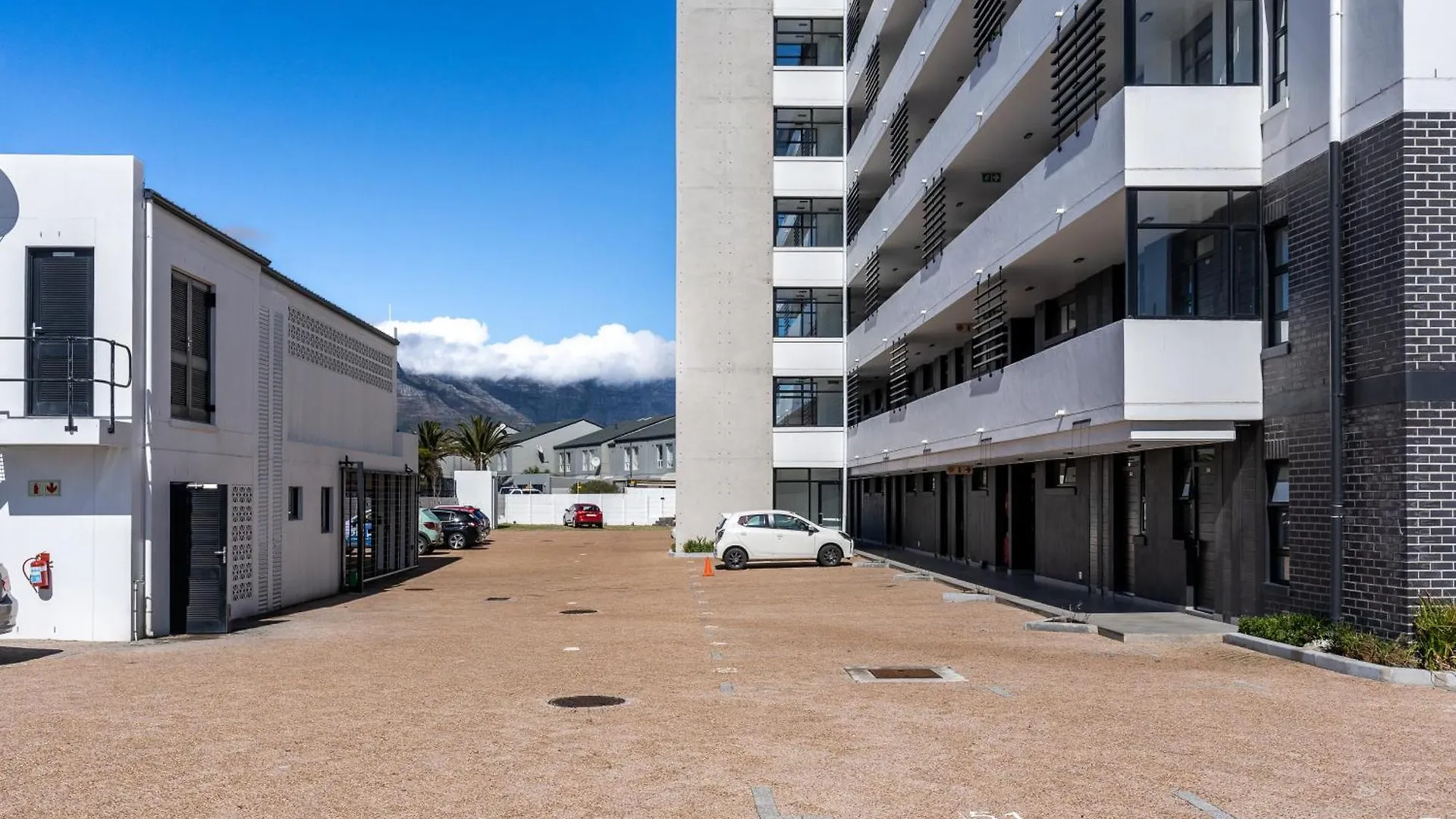 Burmeister 606 - Top Floor 2 Bedroom Apartment With Ocean Views - Onsite Parking Cape Town 0*,  South Africa