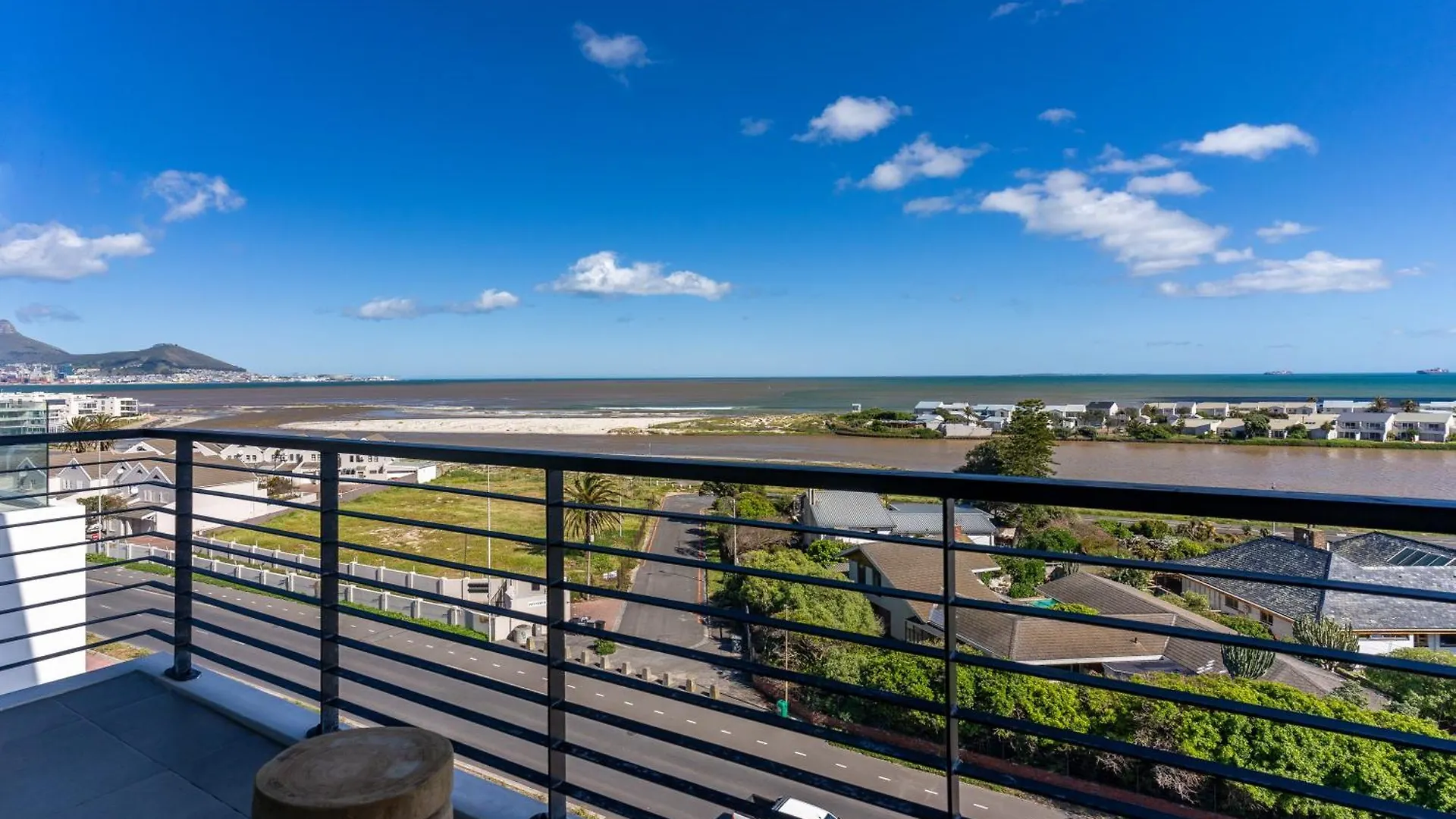 Burmeister 606 - Top Floor 2 Bedroom Apartment With Ocean Views - Onsite Parking Cape Town