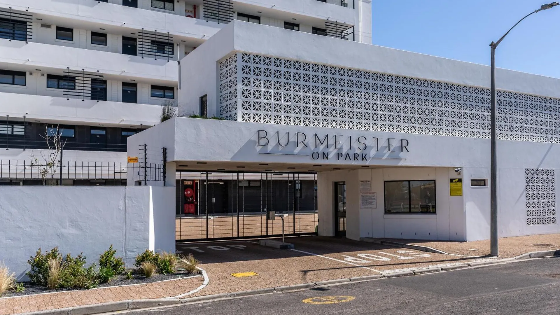 Burmeister 606 - Top Floor 2 Bedroom Apartment With Ocean Views - Onsite Parking Cape Town South Africa