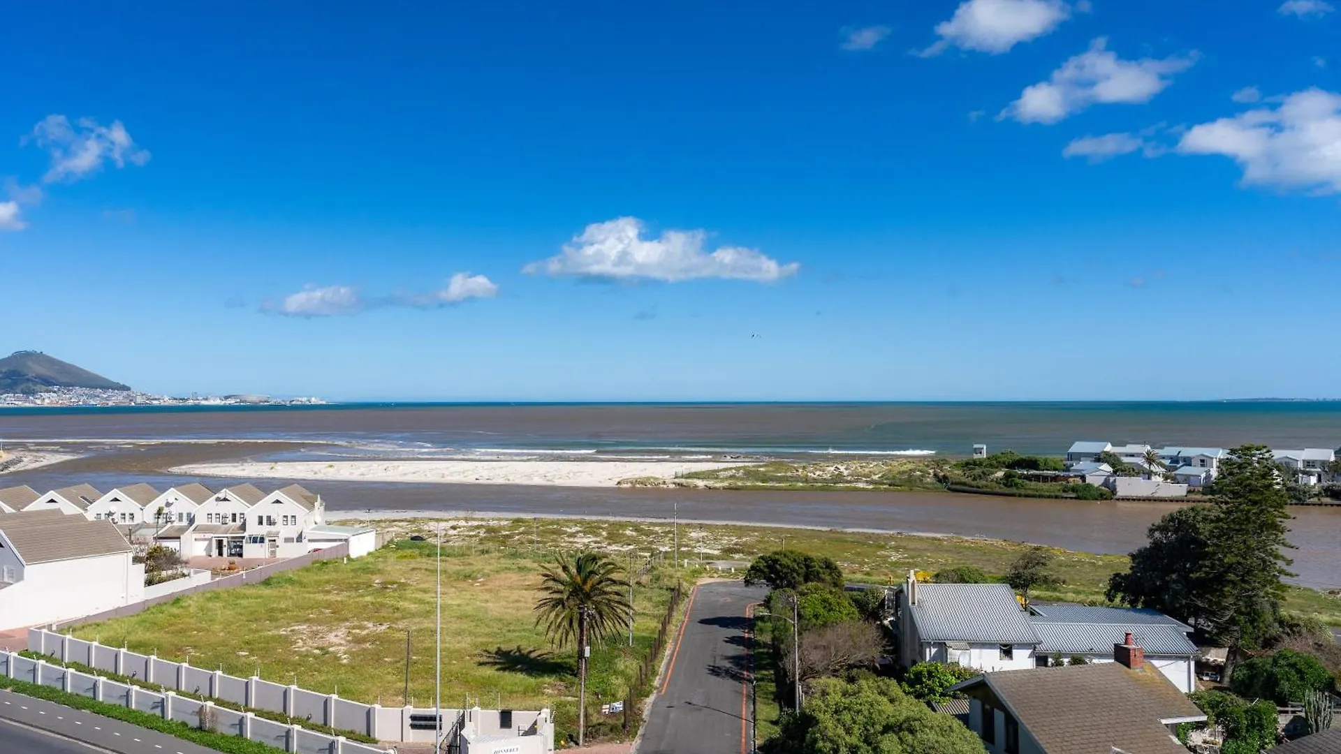 Burmeister 606 - Top Floor 2 Bedroom Apartment With Ocean Views - Onsite Parking Cape Town