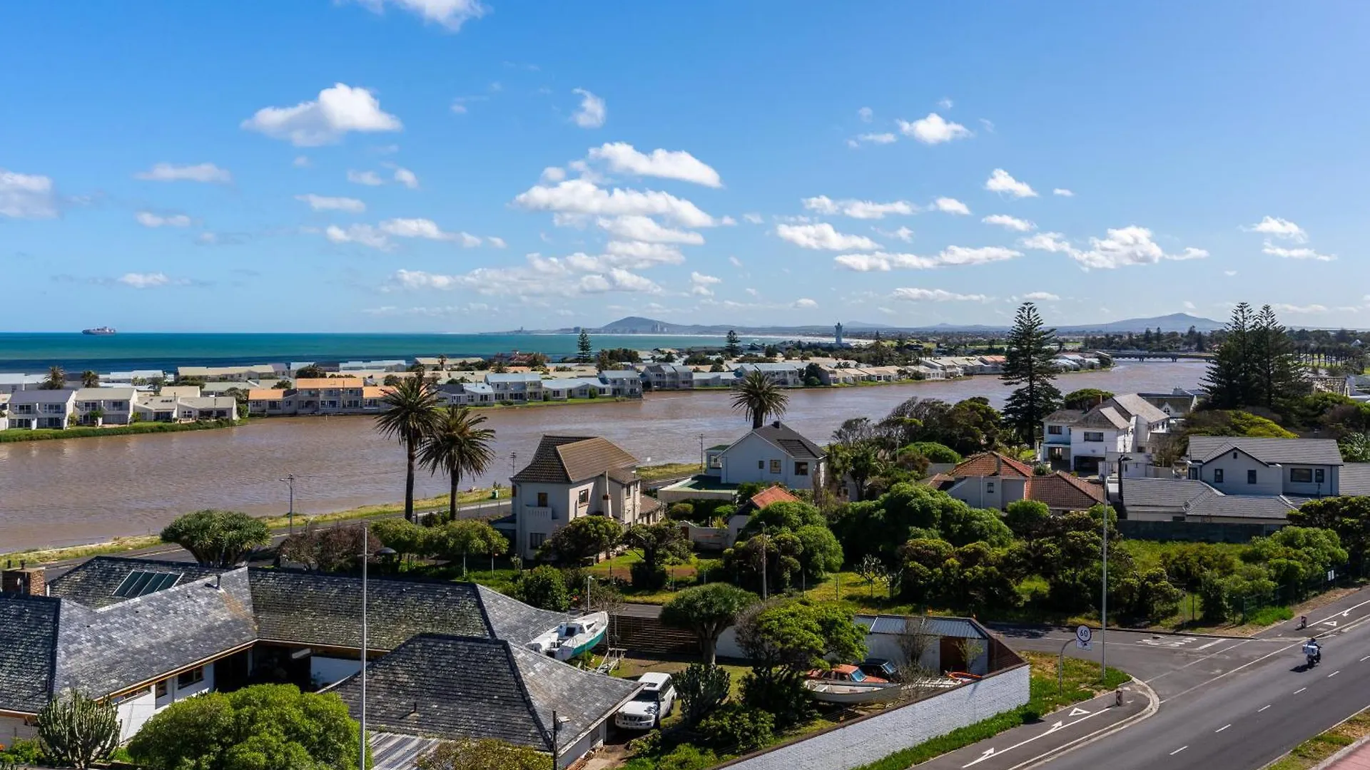 Burmeister 606 - Top Floor 2 Bedroom Apartment With Ocean Views - Onsite Parking Cape Town