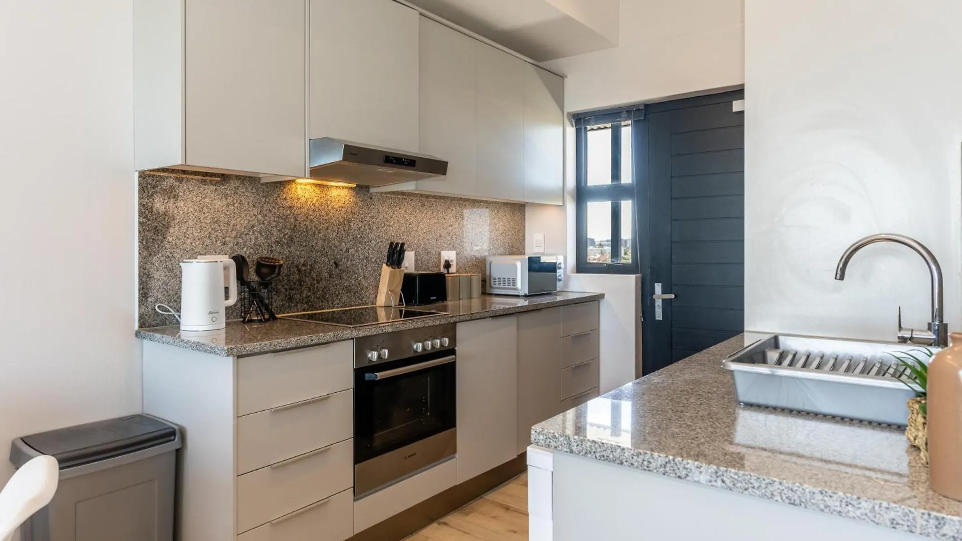 Burmeister 606 - Top Floor 2 Bedroom Apartment With Ocean Views - Onsite Parking Cape Town
