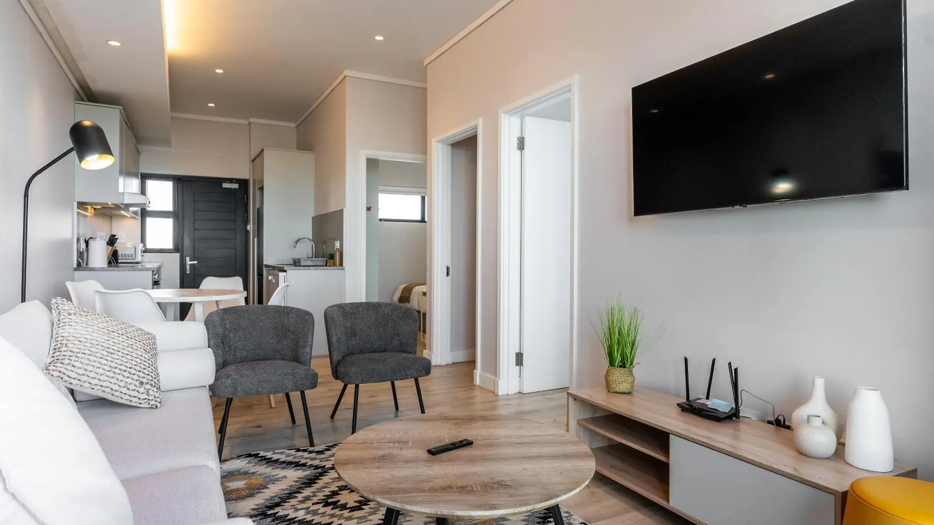 Burmeister 606 - Top Floor 2 Bedroom Apartment With Ocean Views - Onsite Parking Cape Town 0*,